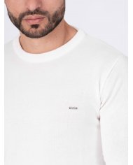 detalhe camisola branca gola redonda SMK